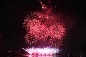 Đội pháo hoa Đà Nẵng vẽ nhịp cầu tình yêu trên sông Hàn