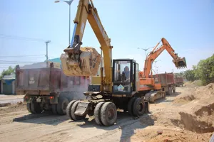 Hơn 12 giờ cưỡng chế căn nhà án ngữ giữa tỉnh lộ nhiều năm