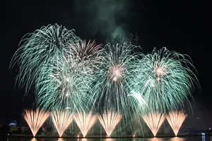 Đội pháo hoa Pháp vẽ 'chuyến tàu tình bạn' trên sông Hàn