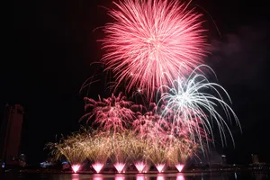 Vỡ òa với pháo hoa trên nền nhạc rock