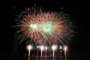 Âm nhạc, pháo hoa vẽ nhịp cầu hữu nghị trên sông Hàn