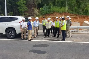 Huy động máy móc sửa hư hỏng trên cao tốc Đà Nẵng-Quảng Ngãi