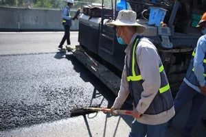 Cận cảnh cao tốc Đà Nẵng-Quảng Ngãi đang cào lên làm lại