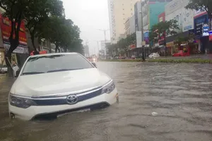 Mưa lớn xuyên đêm, Đà Nẵng chìm trong biển nước