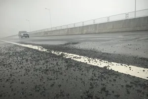 Cao tốc Đà Nẵng - Quảng Ngãi lại “mọc” loạt ổ gà sau mưa lớn