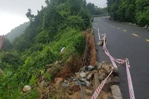 Bán đảo Sơn Trà sạt lở nghiêm trọng, đất đá lao xuống đường