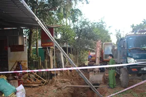 Dừng thi công, rà soát khu vực bom nổ khiến 10 căn nhà hư hại