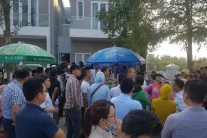 Dân vây trụ sở, Bách Đạt An quyết lôi Hoàng Nhất Nam ra tòa