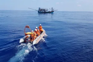 Cứu 1 thuyền trưởng bất tỉnh do mất máu ở vùng biển Hoàng Sa