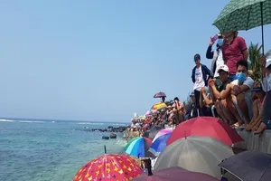 Ngàn người chen chân xem tái hiện hùng binh Hoàng Sa