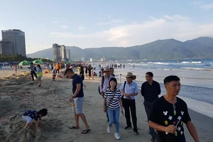 Du khách ùn ùn kéo đến Đà Nẵng nhân mùa du lịch biển