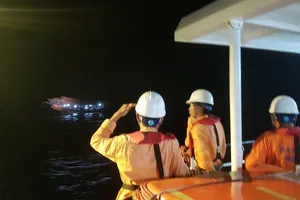 Xuyên đêm cấp cứu ngư dân nguy kịch trên biển ngày lễ