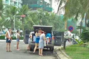 Khách đỗ ô tô, tắm ngay tại con đường đẹp nhất ven biển