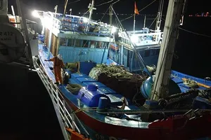 Vượt hơn 200 hải lý ra Hoàng Sa cứu 16 ngư dân gặp nạn