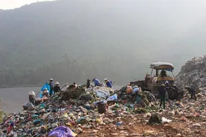 Lo rác chất thành núi, Đà Nẵng tìm cách 'giải cứu' Khánh Sơn 