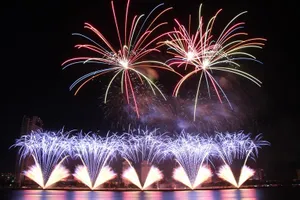 Ngỡ ngàng trước hàng vạn quả pháo hoa “đốt cháy” sông Hàn