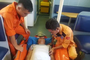 Khẩn cấp cứu 1 người nước ngoài nguy kịch ở vùng biển Hoàng Sa