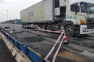 Vá tạm hư hỏng trên cao tốc Đà Nẵng-Quảng Ngãi