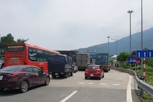 BOT Bắc Hải Vân ùn tắc cục bộ trong ngày đầu thu mức phí mới
