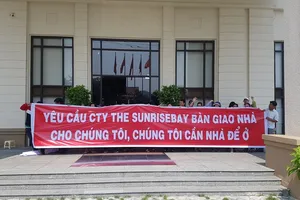 Khách hàng căng băng-rôn đòi nhà tại dự án liên quan Vũ ‘nhôm'