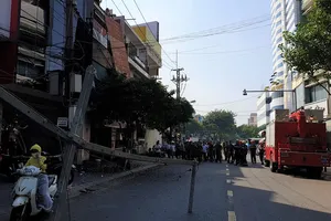 Vợ chồng trẻ bất tỉnh khi thanh cẩu rơi xuống đường