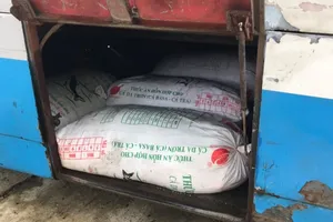 400 kg mỡ không rõ nguồn gốc trên xe khách Đà Nẵng - Huế