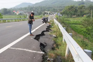 Đường dẫn cầu vượt cao tốc nứt toác vì...vướng mặt bằng?
