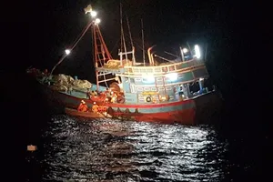 Tàu SAR 412 vượt sóng dữ cứu ngư dân đứt bàn chân ở Hoàng Sa