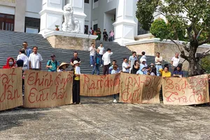 Gần 300 người bức xúc khi đại diện Bách Đạt An không đến tòa