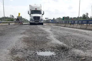 Cao tốc Đà Nẵng - Quảng Ngãi vừa bị phạt lại tiếp tục lở loét