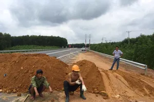 Barie bằng đất ngăn xe chạy chui trên cao tốc La Sơn-Túy Loan