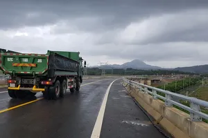 Xe chạy vun vút trên cao tốc chưa thông xe bất chấp biển cấm