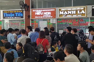 Xếp hàng từ 3 giờ sáng mua vé xe tết tại Đà Nẵng