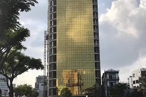 Đà Nẵng: Lóa mắt với kính phản quang rọi thẳng vào nhà dân