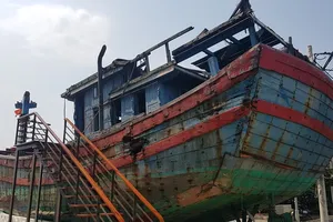 Mũi tàu cá bị tàu Trung Quốc đâm chìm vẫn hướng ra biển Đông