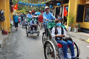 Khách sạn mất khách, khẩu trang cháy hàng vì virus Corona