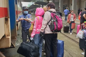 Đà Nẵng: Đóng cửa hàng quán trong ga, xe buýt chạy giãn chuyến