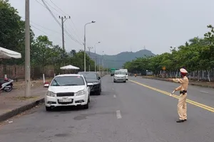 Khó xử lý xe lách luật chở khách trong mùa dịch COVID-19