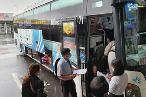 Bến xe Đà Nẵng đón khách trở lại trong ngày mưa tầm tã