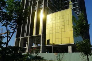 Chủ đầu tư lên tiếng vụ cao ốc ốp kính gây 'nhức mắt'