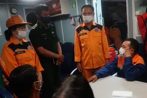 Giông lốc đánh chìm tàu cá, 7 ngư dân thoát nạn