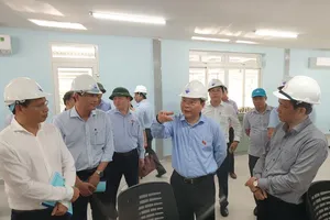 Phó chủ tịch Quốc hội Phùng Quốc Hiển thăm Nhà máy nước Cầu Đỏ. Ảnh: TẤN VIỆT