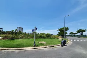 Khu đất vàng bốn mặt tiền ở bờ đông sông Hàn. Ảnh: TẤN VIỆT