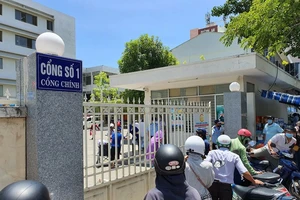 Cảnh phong tỏa bệnh viện, chuyển bệnh nhân nghi nhiễm COVID-19