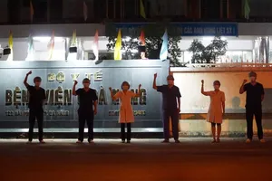 Các y bác sĩ sẽ vẫn tiếp tục chiến đấu hết mình, cùng Đà Nẵng vượt qua đại dịch COVID-19. Ảnh: BÙI TOÀN