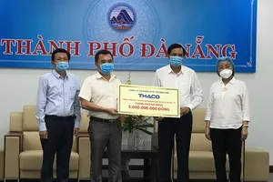 THACO tặng Đà Nẵng thiết bị y tế phòng chống dịch COVID-19 trị giá 5 tỉ đồng. Ảnh: TẤN VIỆT