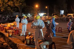 Xét nghiệm COVID-19 xuyên đêm tại Cảng cá Thọ Quang. Ảnh: BÙI TOÀN