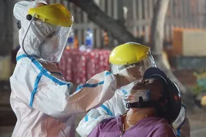 Đà Nẵng: Người bán hoa mắc COVID-19, xét nghiệm 1.445 người