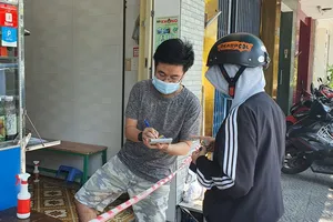 Người dân Đà Nẵng hồ hởi đi mua đồ ăn mang về