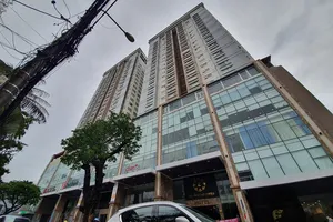 Khách hàng đội mưa đòi sổ hồng tại chung cư cao cấp